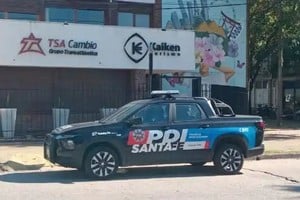 Agentes policiales allanaron la oficina comercial.