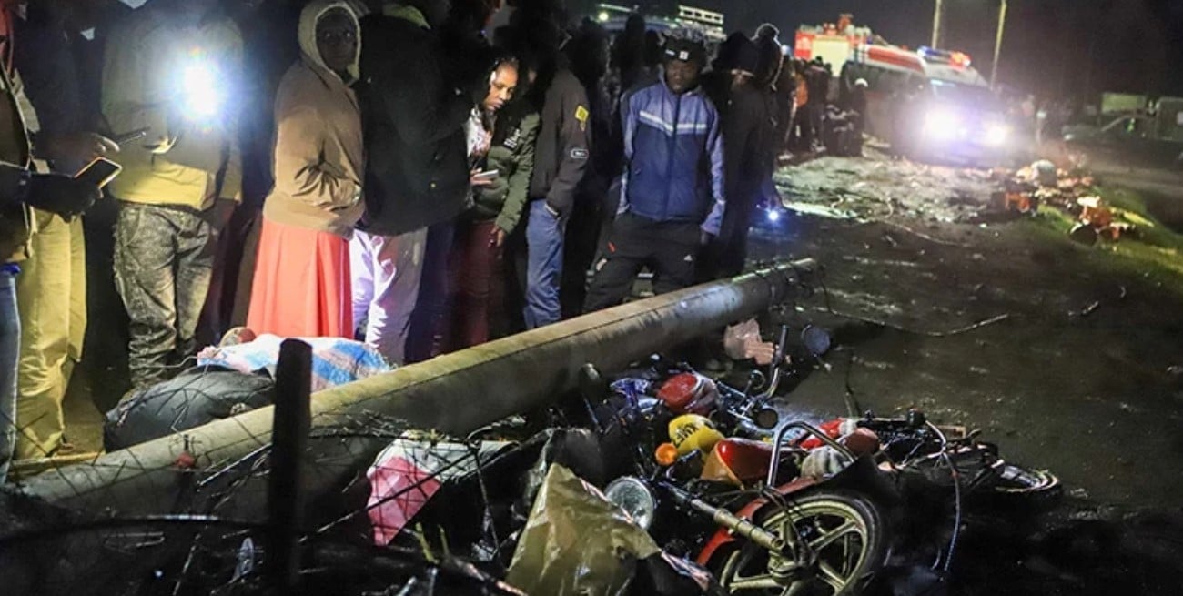 Kenia: al menos 15 muertos tras un brutal choque entre un camión y un minibús