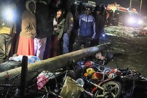 Al menos 15 muertos tras un brutal choque entre un camión y un minibús en Kenia.