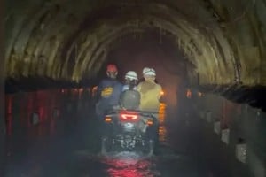 Rescataron a ocho trabajadores atrapados en un túnel hídrico.