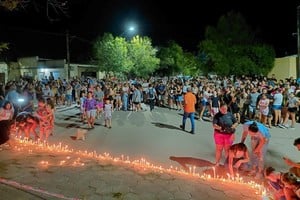 J. M. Bullo y 9 de julio, la intersección "en T" donde se ubica la institución fue el punto de encuentro de los sancristobalenses esta noche para rendir homenaje el joven víctima falta de la tragedia. Foto: Noelí Rojas
