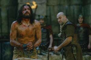 Flagelación, dolor y sacrificio de Jesús de Nazaret (Jim Caviezel), en una desgarradora escena del filme "La pasión de Cristo" (2004).