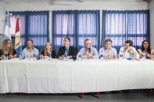 "Es un hecho muy, pero muy delicado y de extrema gravedad", calificó el fiscal regional N° 5 del Ministerio Público de la Acusación (MPA), Carlos Vottero (cuarto desde la izquierda). Foto: Gentileza