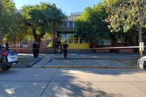 Investigan un ataque fatal dentro de un establecimiento educativo.