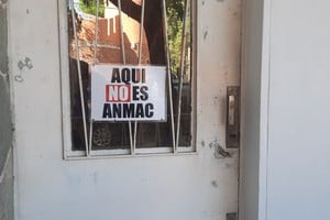 "Aquí no es ANMAC", reza el cartel. El Litoral
