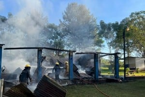 El fuego arrasó por completo la Escuela N°102 de San Antonio.