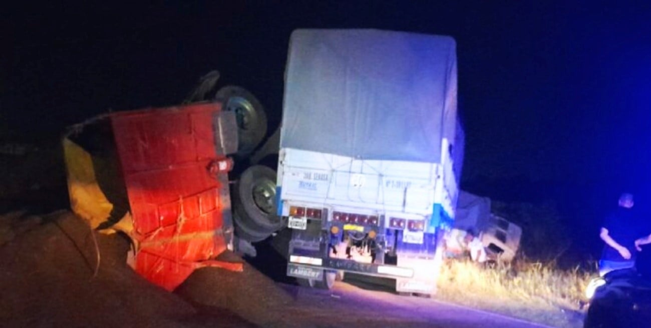 Choque frontal entre camiones en Candioti: corte total y un chofer con graves fracturas
