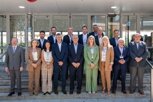 La foto de familia. Hubo un fuerte gesto político entre intendentes de distinta extracción, contra el ajuste de Milei. Crédito: COFEIN