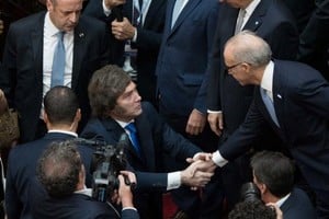 Javier Milei y el saludo con el minsitro de la Corte Suprema Carlos Fernando Rosenkrantz.