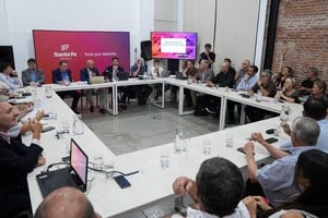 Gobierno y entidades reunidas en Rosario y un análisis preocupante de la situación económica. Foto: Gobierno de Santa Fe.
