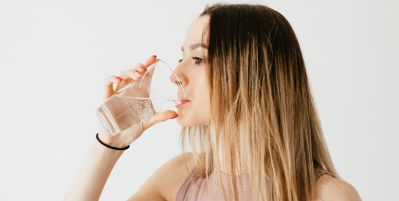 Tomar dos litros de agua al día ¿mito o realidad según especialistas?
