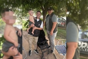 Los agentes sonríen junto al niño ya recuperado. Foto: Gentileza