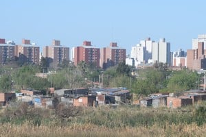 Contrastes en Santa Fe. En el último año, más personas cuentan con los ingresos mínimos para obtener bienes y servicios, pero son menos los que pueden adquirir alimentos básicos. Foto: Archivo / Luis Cetraro.