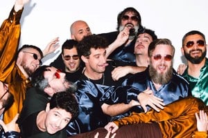 La canción fusiona los sonidos característicos de Tabaleros -su impronta festiva, popular y desbordante- con la sensibilidad melódica y el espíritu juguetón de El Kuelgue. Foto: Gentileza S-Music