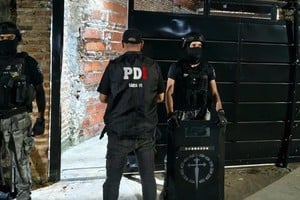 Efectivos de la PDI allanaron un domicilio del barrio Loyola donde detuvieron al prófugo. Foto: Prensa PDI