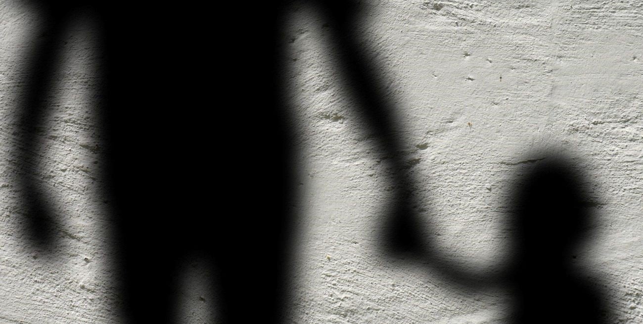 Seguirán presos dos hombres acusados de abusar sexualmente de un pequeño