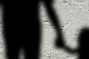 Los dos hombres habrían perpetrado los ataques cuando el niño quedaba bajo su cuidado. Foto: Archivo