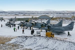 Despliegue de la Fuerza Aérea Argentina en el Teatro de Operaciones del Atlántico Sur (TOAS), custodiando el litoral patagónico durante el conflicto de 1982. Imagen restaurada con inteligencia artificial.
