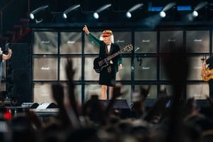 El patriarca Angus Young al frente, escoltado por el ya histórico cantante Brian Johnson (quien reemplazara al original Bon Scott) y su sobrino Stevie Young (quien hizo lo propio con su tío Malcolm). Foto: Gentileza Javier Rogoski (@javifotoman)