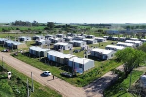 En cuanto a las características de las viviendas, 32 de ellas corresponden a prototipos lineales y 20 a prototipos compactos.