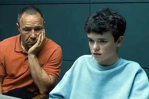 Stephen Graham (izquierda) y Owen Cooper en una escena de "Adolescencia" (2025), la serie televisiva que gira en torno a Jamie Miller, un niño de 13 años que es arrestado tras ser acusado de asesinar a una compañera de clase.