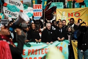 El actor Robert De Niro, la fiscal general de Nueva York, Letitia James, el reverendo Al Sharpton y Jumaane Williams, defensor del pueblo de la ciudad de Nueva York, asisten el sábado en la ciudad de Nueva York a una manifestación bajo el lema "No Kings" contra las políticas del Gobierno del presidente de Estados Unidos, Donald Trump.