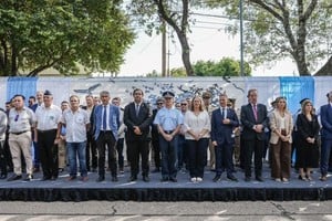 Bastía en el escenario, en representación del gobierno. También estuvo el Dr. Alurralde.