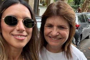 Agostina Páez fue recibida por Patricia Bullrich en su regreso a la Argentina tras permanecer más de tres meses detenida por racismo en Brasil.