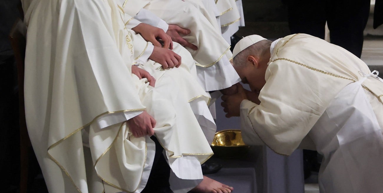 El Papa León XIV lavó los pies a 12 sacerdotes en el inicio del Triduo Pascual