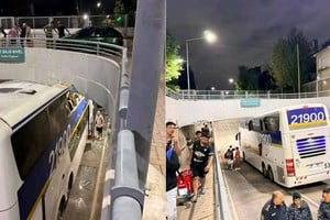 El micro quedó incrustado bajo el puente tras el fuerte impacto.