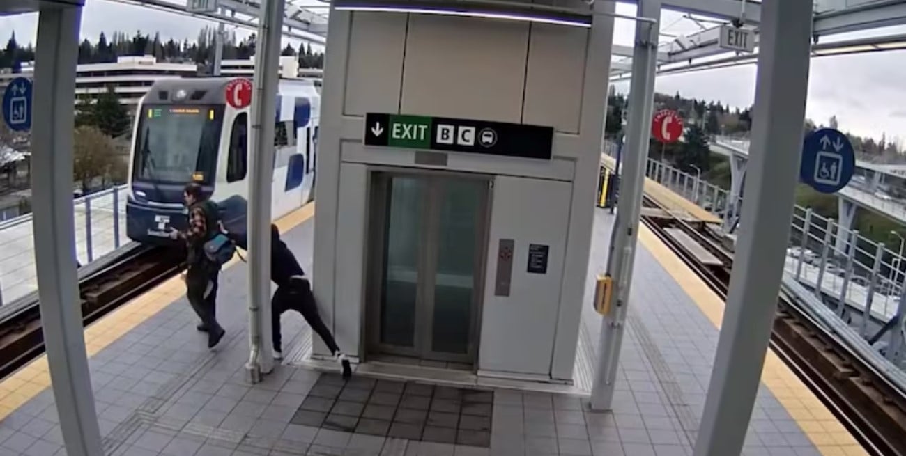 Impactante ataque en una estación de tren: quiso tirarlo a las vías y quedó filmado