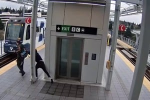 A sólo unos segundos de ser arrollado por el tren, la víctima logró estabilizarse.