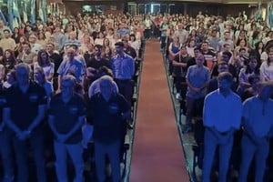 El Teatro Ideal a pleno, con los ex Combatientes de Malvinas en primera fila, en el acto del 2 de abril en Venado Tuerto.