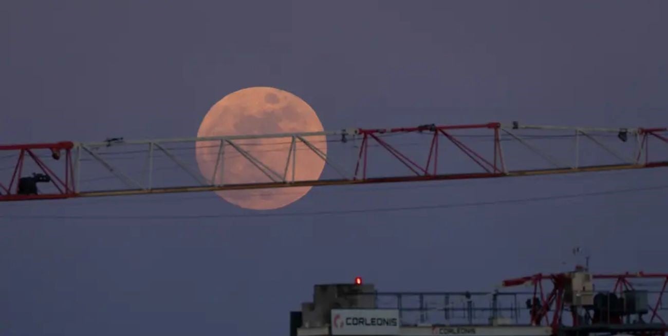 La Superluna de Abril cautivó al mundo y dejó increíbles postales