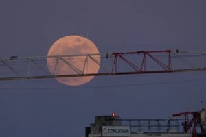 La luna rosa ilumina el cielo en Varsovia.
