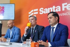 De izquierda a derecha, los ministros Gustavo Puccini (Desarrollo Productivo), Pablo Olivares (micrófono en mano, Economía) y Roald Báscolo (Trabajo, Empleo y Seguridad Social), en oportunidad de brindar detalles de la política impositiva del gobierno de la provincia de Santa Fe.
