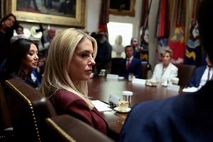 Pam Bondi en una reunión de Gabinete en la Casa Blanca, en Washington, D.C., Estados Unidos, el pasado 26 de marzo. Foto: REUTERS / Evelyn Hockstein.