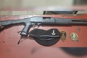 La escopeta de grueso calibre secuestrada en la casa. Foto: El Litoral