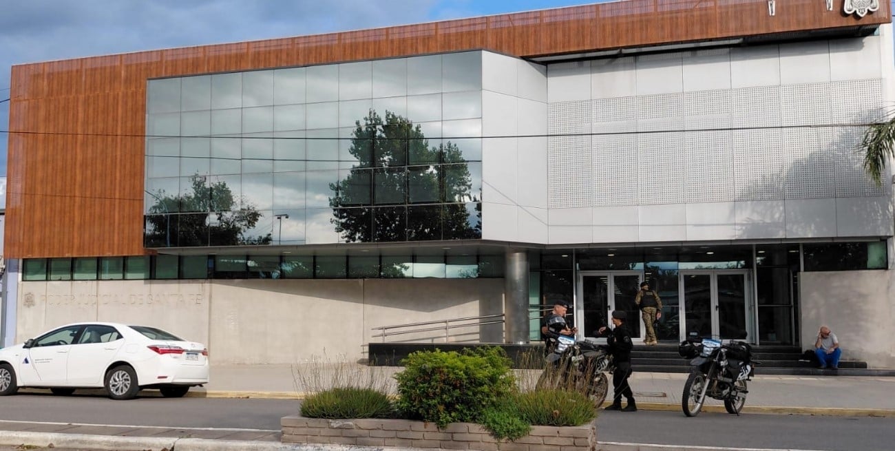 Crimen en la escuela de San Cristóbal: reservas judiciales sobre qué pasará con el agresor y dónde estará alojado