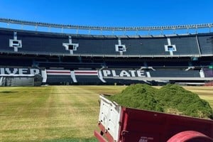 El césped del Monumental mostró sectores deteriorados tras los recitales de AC/DC.