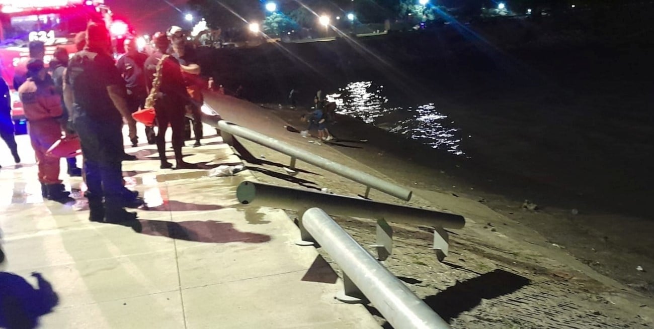 Una camioneta cayó al Río de la Plata: pescadores rescataron a una mujer y a su hija