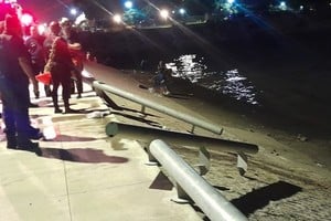 Tres pescadores observaron la caída y se arrojaron al agua para asistir a las ocupantes.