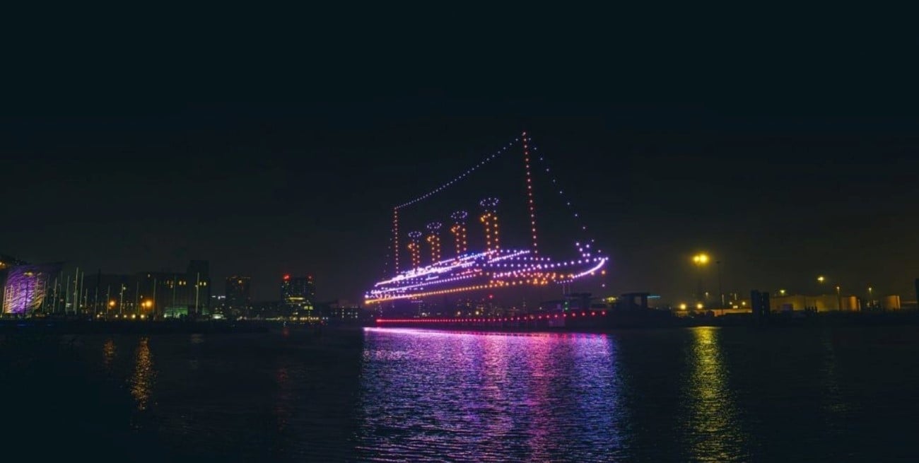 Recrean el Titanic con drones en Belfast: un espectáculo aéreo que revive la historia del mítico barco