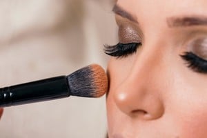 Tonos incorrectos endurecen las facciones.