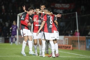 Colón ganó este domingo por 3 a 0 ante San Miguel, en el encuentro correspondiente a la fecha 8 de la Primera Nacional. Fotos: Matías Pintos.