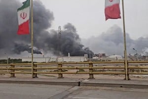 Irán denunció ataques de Israel en instalaciones petroquímicas y de Estados Unidos en plantas nucleares, solicitando la intervención de organismos internacionales por el riesgo humanitario. Foto: Mahshahr / REUTERS.