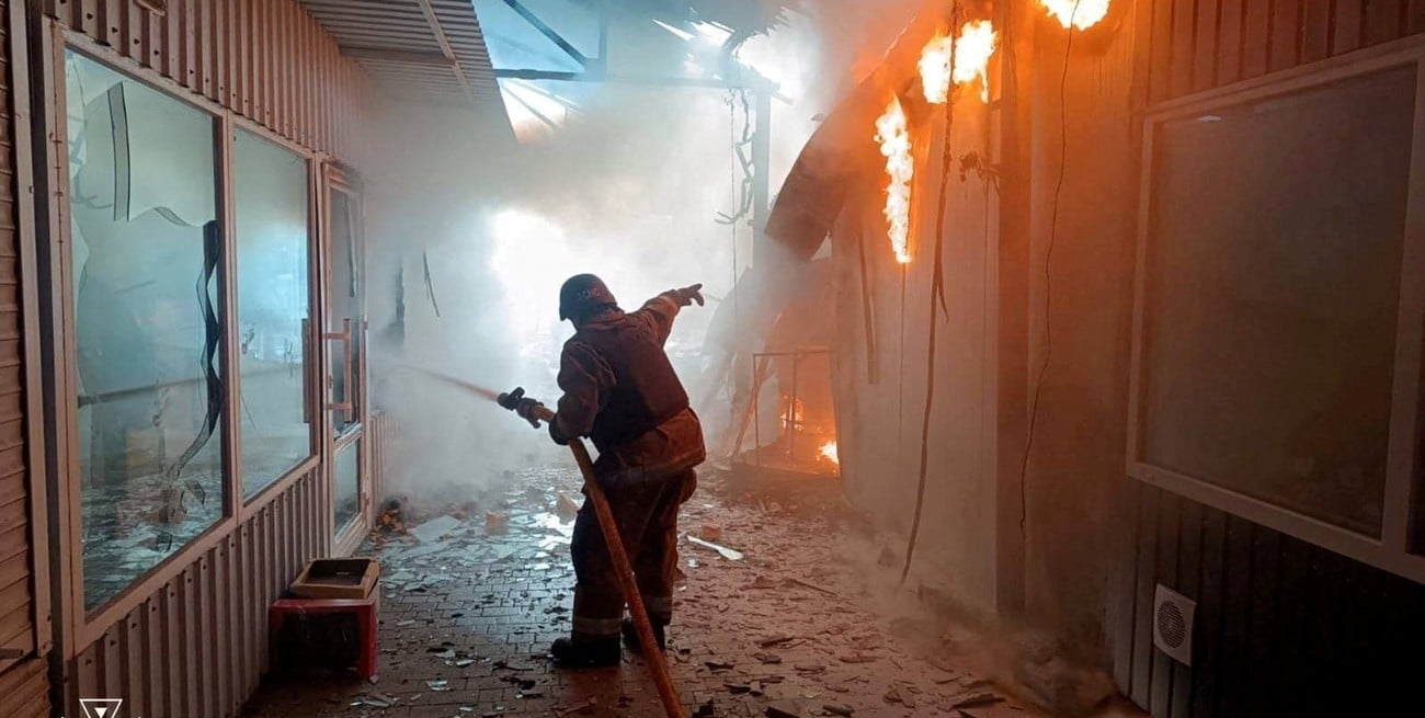 Ucrania: cinco muertos tras un brutal ataque ruso contra un mercado en Nikopol