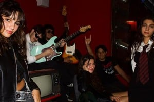 Luna Selene al frente del grupo, que completan Valentín Vanni y Carmela Collazo en guitarras, Paula Regalini en teclados, Conrado Ojeda en bajo y Guillermo Arriondo en batería. Foto: Gentileza producción