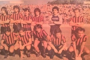 El equipo de Colón de aquel 1986. De pie: Wermer, Belén, Gugnali, Di Gregorio, Carnevali y Di Leo. Agachados: Héctor López, Bachino, Palma, Balbuena y Gamarra.