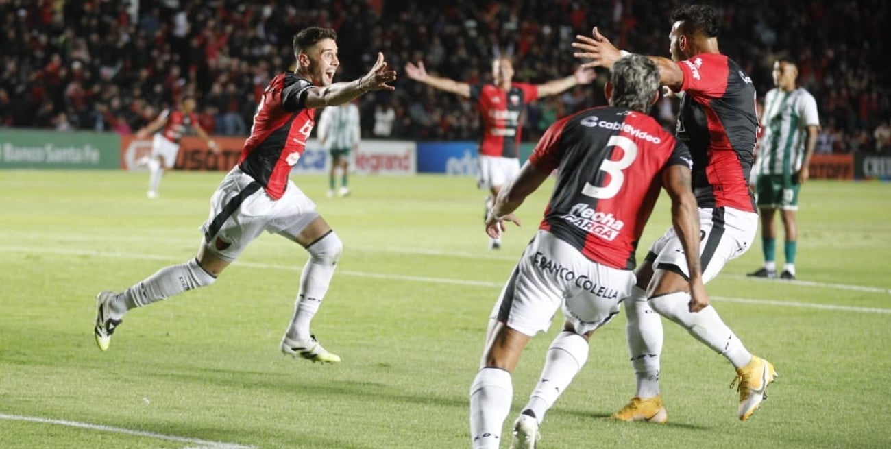 Sábado de fiesta en el Brigadier: Colón ganó, gustó, goleó y se subió a lo más alto de la tabla